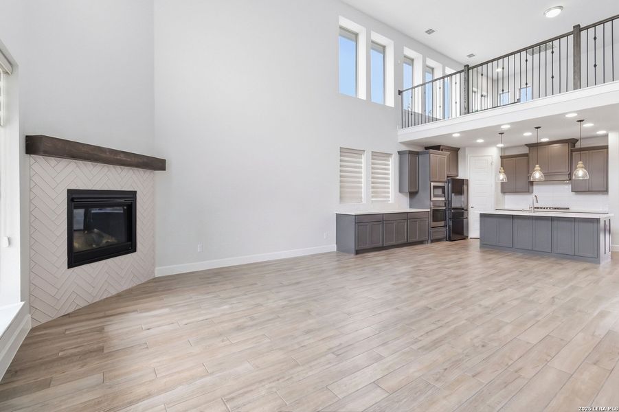 Spacious, unfurnished interior of a new home in Kinder Ranch, San Antonio (Image 17).