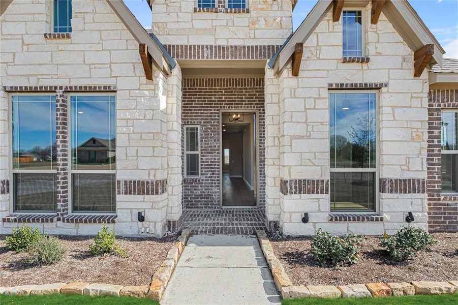 Exterior details and patio area of a home in Crystal Lake Estates, Red Oak (Image 3).