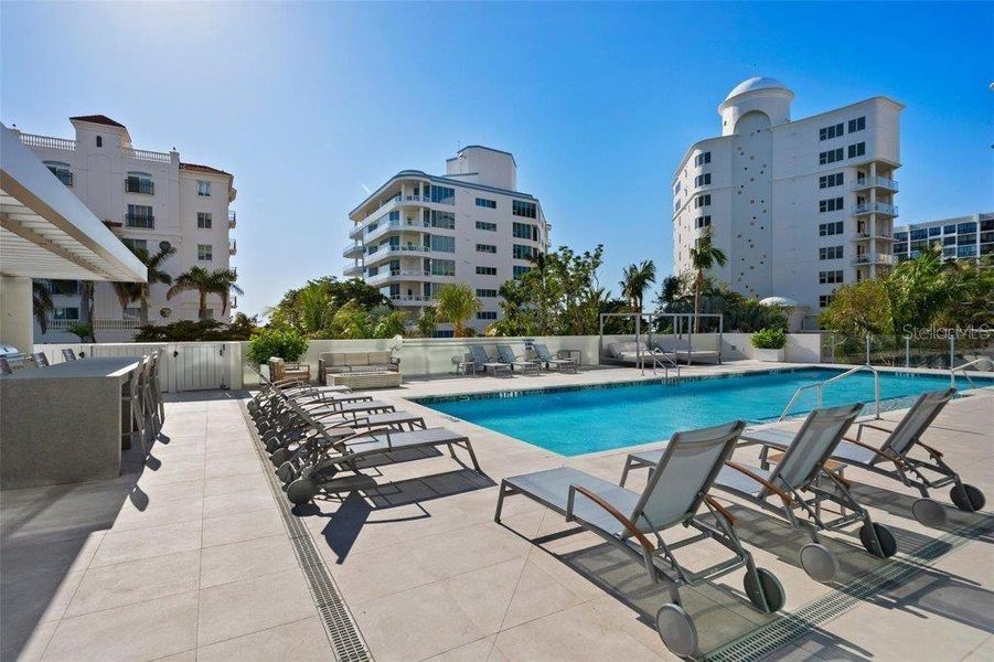 Condo located in Sarasota, FL showcasing its design and architecture (Image 31).