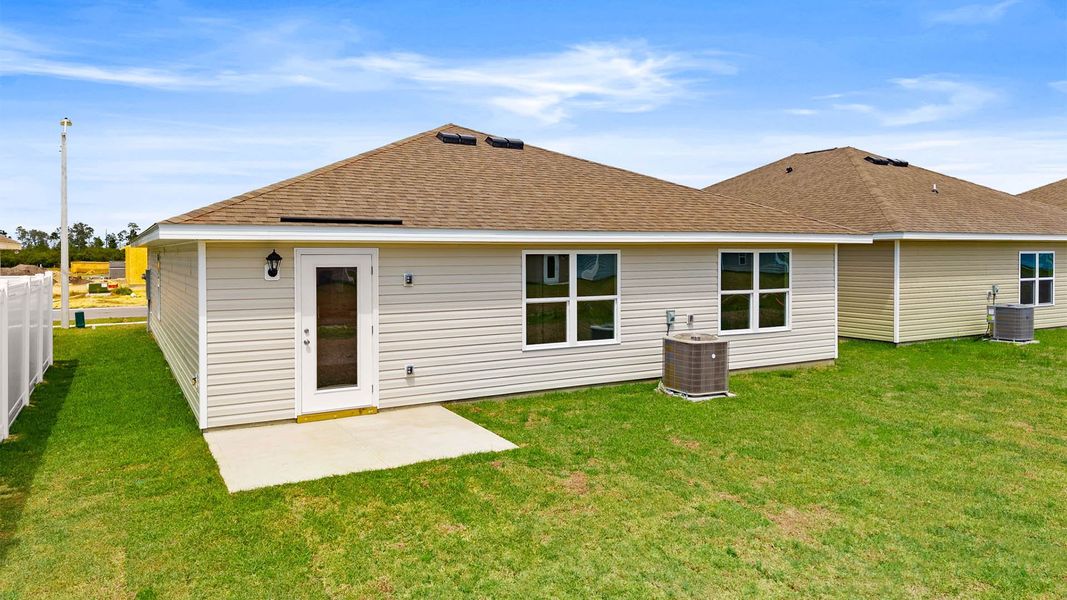 Exterior details and patio area of a home in Liberty, Panama City (Image 3).