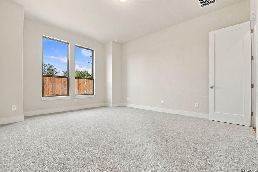 Spacious, unfurnished interior of a new home in Haby Hill 60s, San Antonio (Image 30).