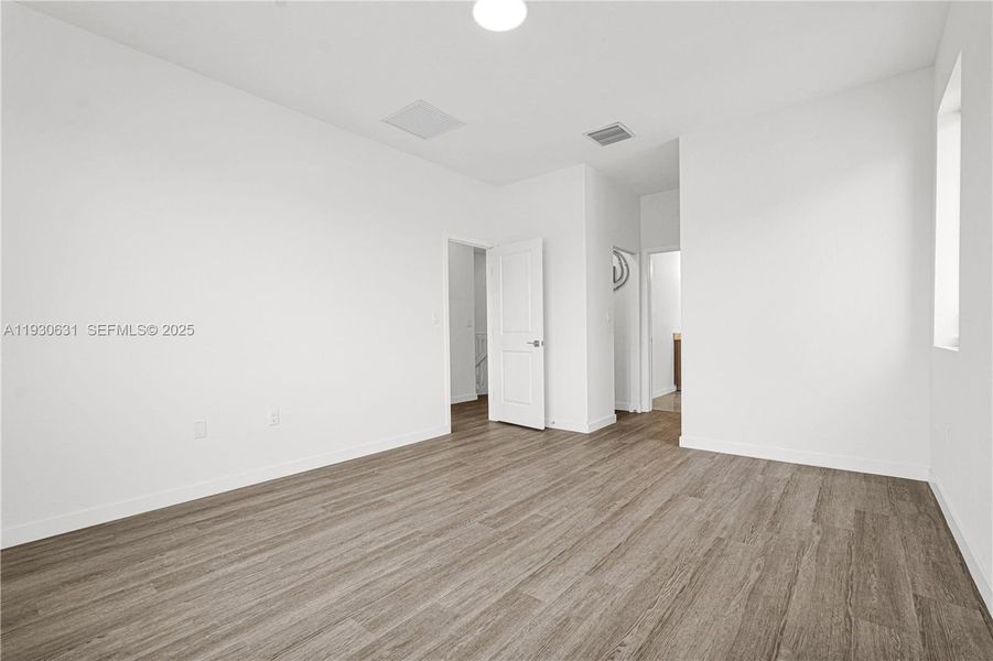 Spacious, unfurnished interior of a new home in , Miami (Image 58).