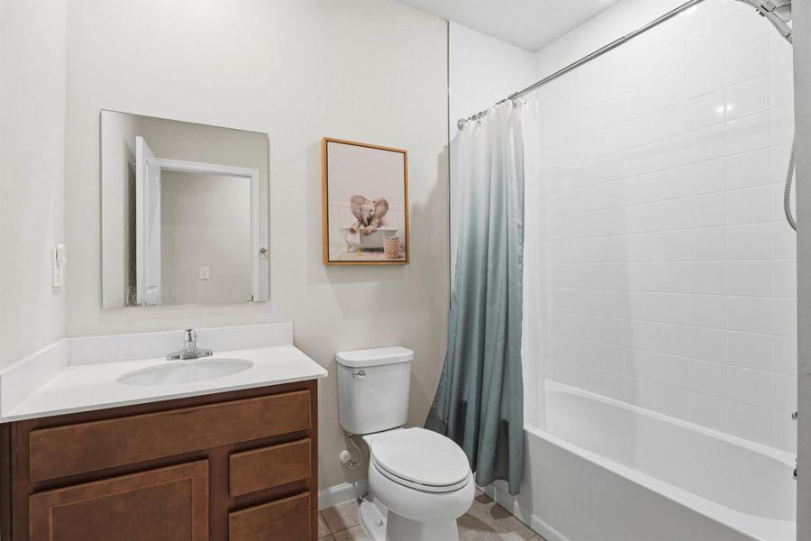 Furnished interior view inside a new home in , Fort Pierce (Image 9).