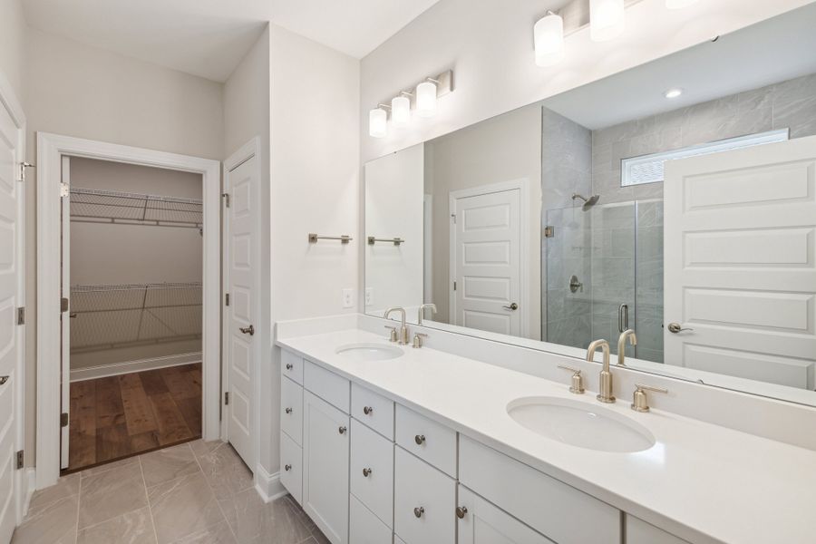 Dual sinks in owner's bath