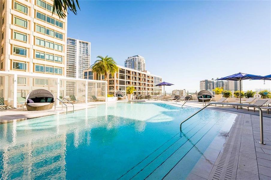 Condo located in St. Petersburg, FL showcasing its design and architecture (Image 5).