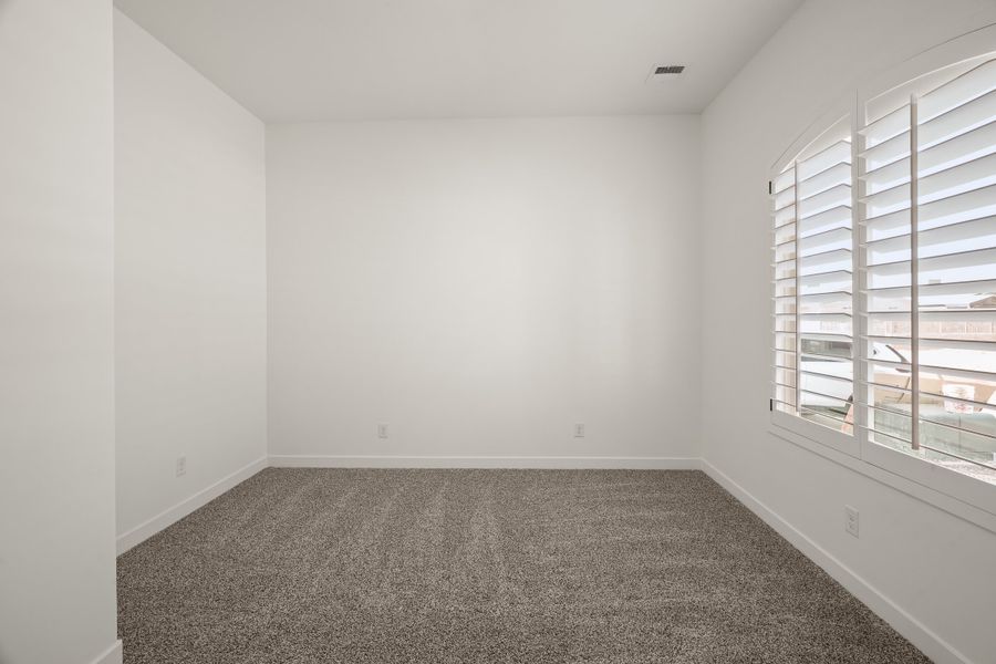 Spacious, unfurnished interior of a new home in Tierra Del Este 91, El Paso (Image 17).