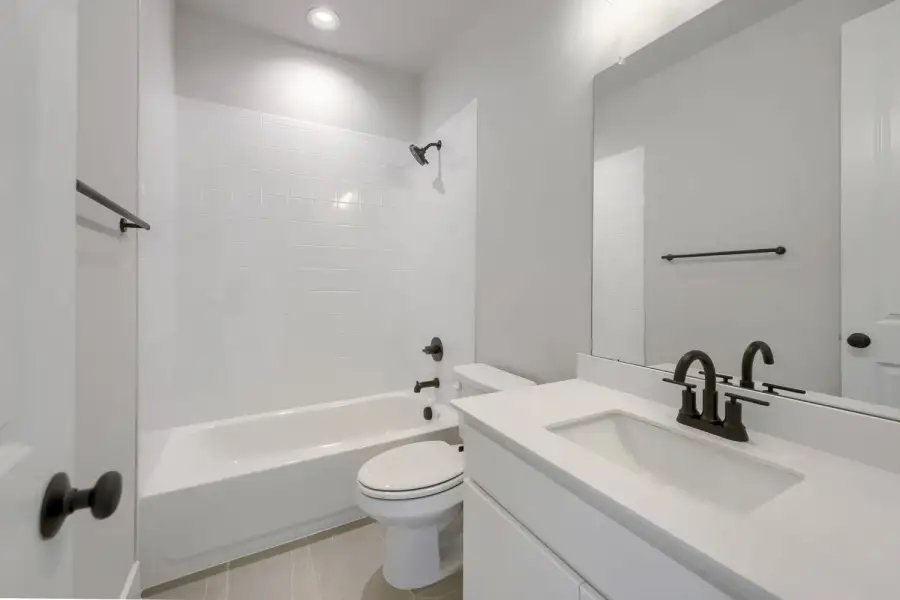 106 Alamito - Full Bathroom