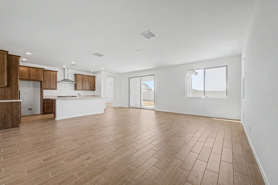 Spacious, unfurnished interior of a new home in Tierra Vistoso, Surprise (Image 6).