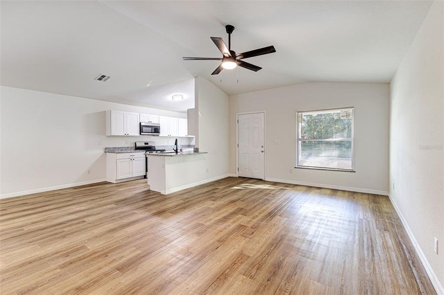 Spacious, unfurnished interior of a new home in , Lakeland (Image 16).