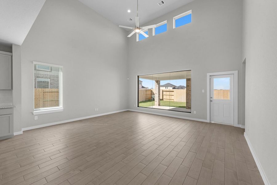 Spacious, unfurnished interior of a new home in Sunterra Lakes, Brookshire (Image 27).
