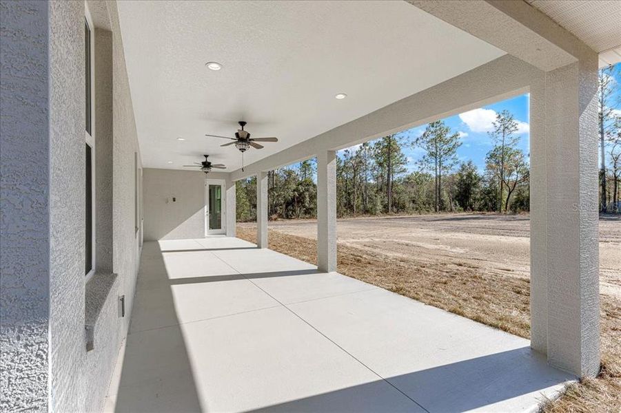 Exterior details and patio area of a home in , Dunnellon (Image 32).