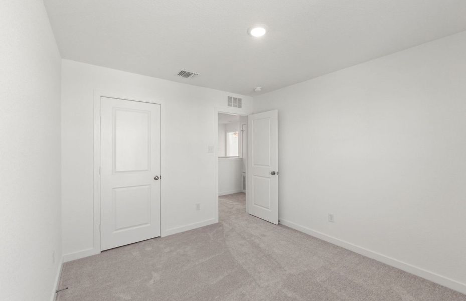 Spacious, unfurnished interior of a new home in Sunfield, Buda (Image 28).