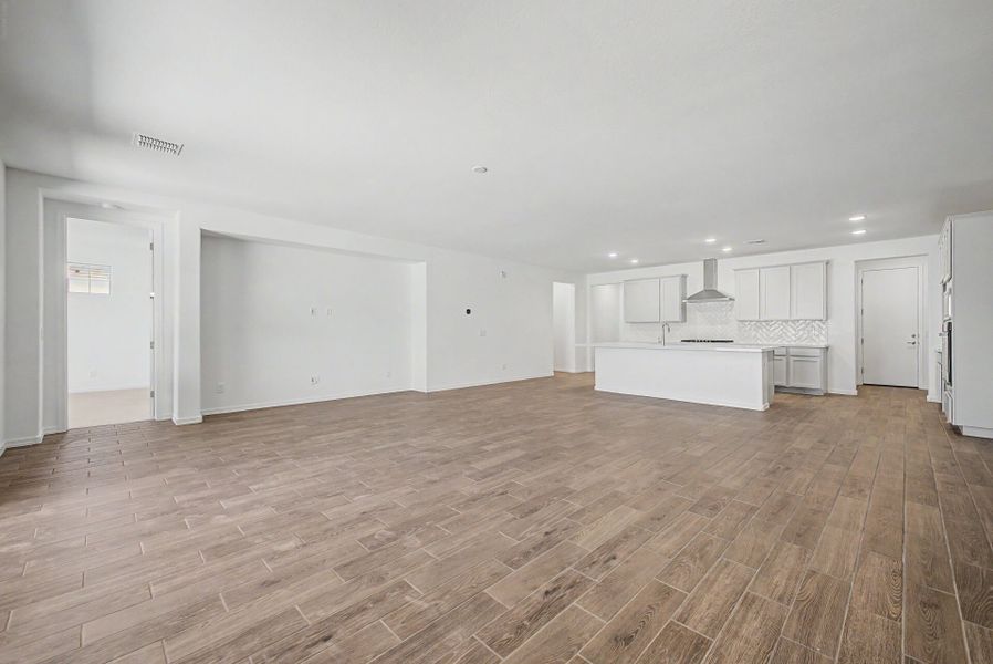 Spacious, unfurnished interior of a new home in Las Ventanas - RV Collection, Goodyear (Image 8).