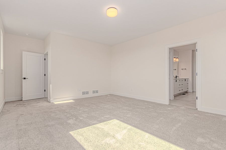 Spacious, unfurnished interior of a new home in West Grange, Longmont (Image 34).