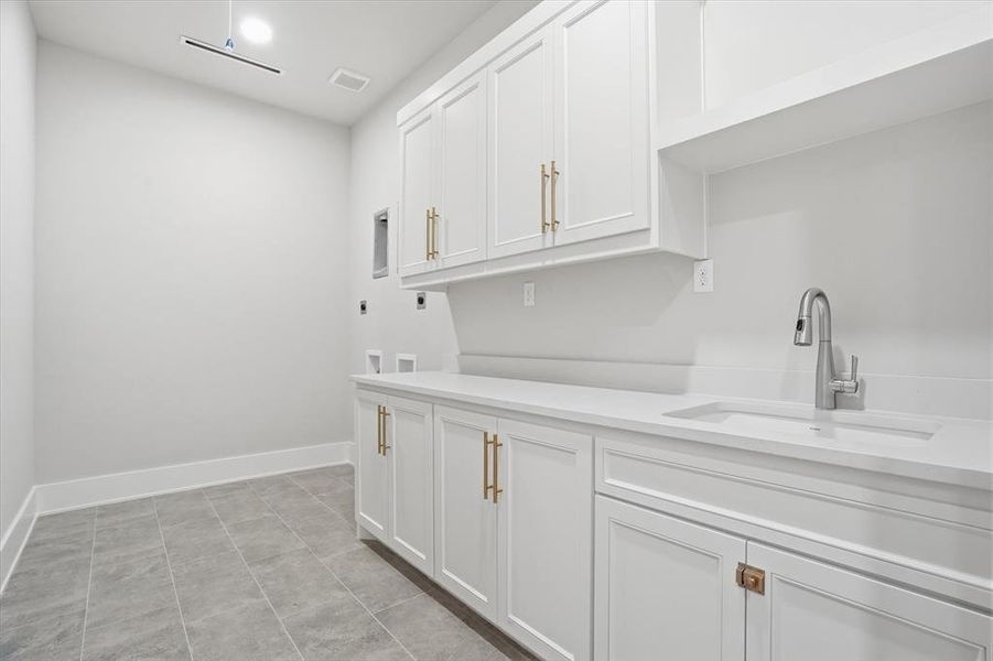 Furnished interior view inside a new home in , Strawn (Image 26).