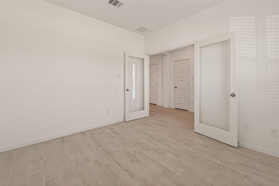 Spacious, unfurnished interior of a new home in Lago Mar, Texas City (Image 24).