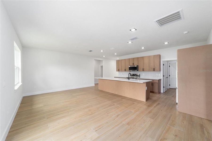 Spacious, unfurnished interior of a new home in , Ocala (Image 19).