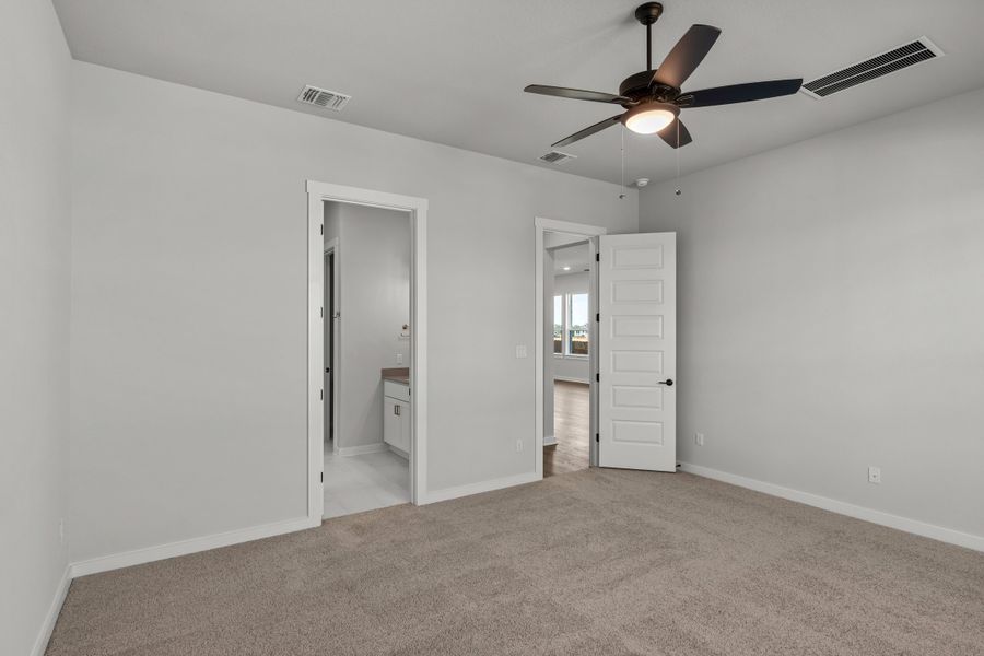 Spacious, unfurnished interior of a new home in Lariat, Liberty Hill (Image 36).