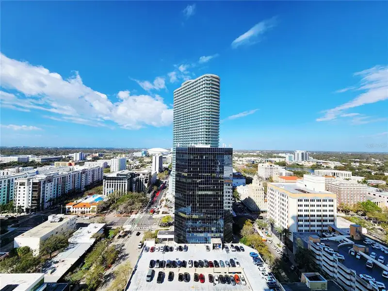 Condo located in St. Petersburg, FL showcasing its design and architecture (Image 27).
