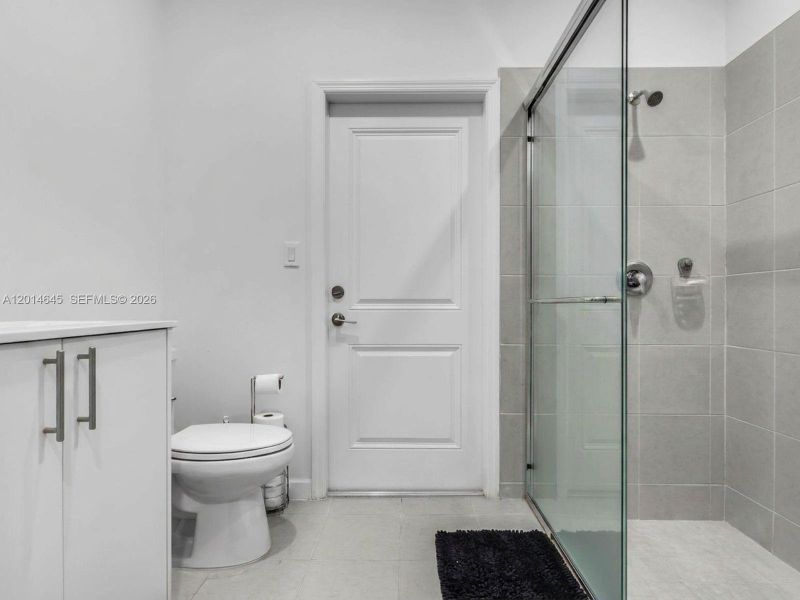IN-LAW SUITE, FULL BATHROOM