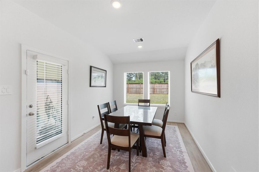 Spacious dining room with overlooking backyard Spacious dining room with overlooking backyard