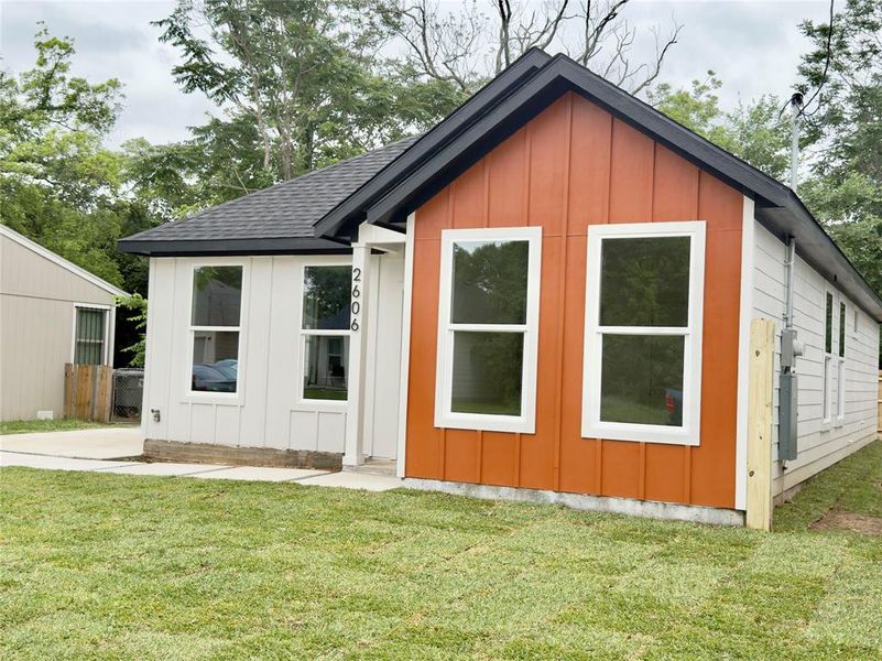 Exterior details and patio area of a home in , Dallas (Image 3).