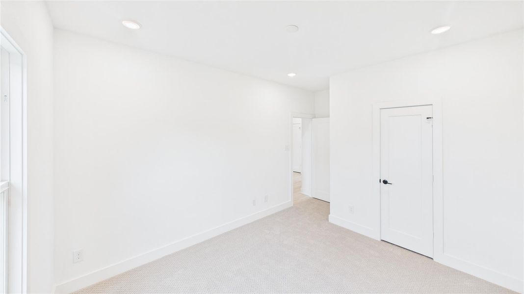 Spacious, unfurnished interior of a new home in , Houston (Image 23).