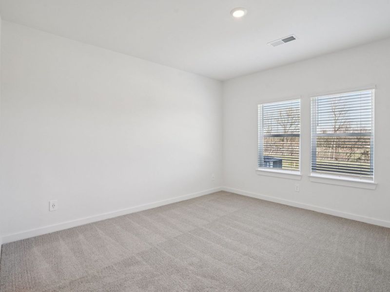 Spacious, unfurnished interior of a new home in Bear Springs, Columbia (Image 11).