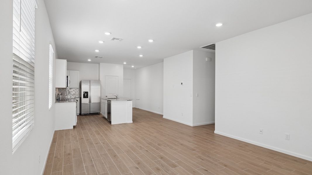 Spacious, unfurnished interior of a new home in Copper Falls, Buckeye (Image 16).