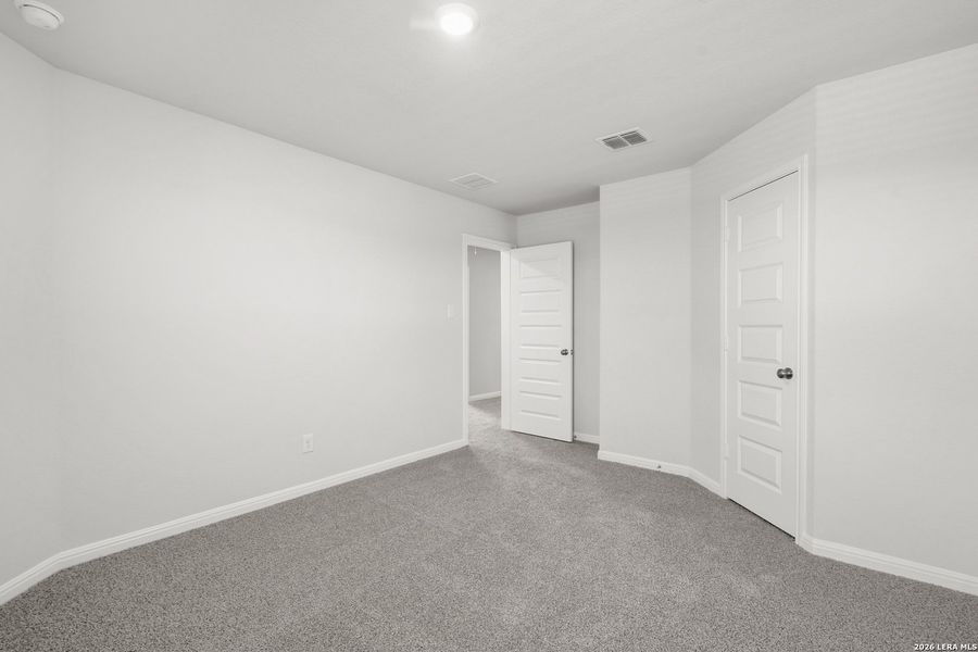 Spacious, unfurnished interior of a new home in Cinco Lakes, San Antonio (Image 12).