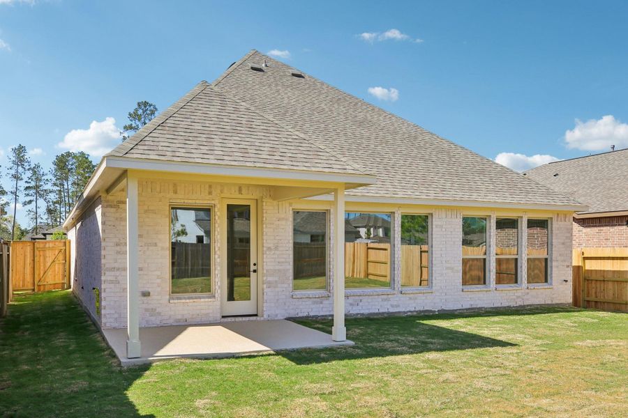 Exterior details and patio area of a home in Evergreen 50', Conroe (Image 4).