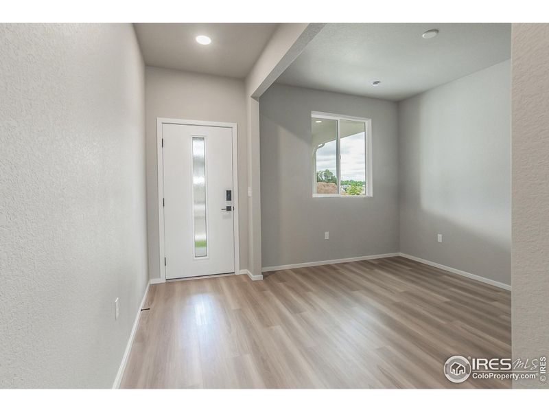 STUDY/FLEX SPACE & ENTRYWAY