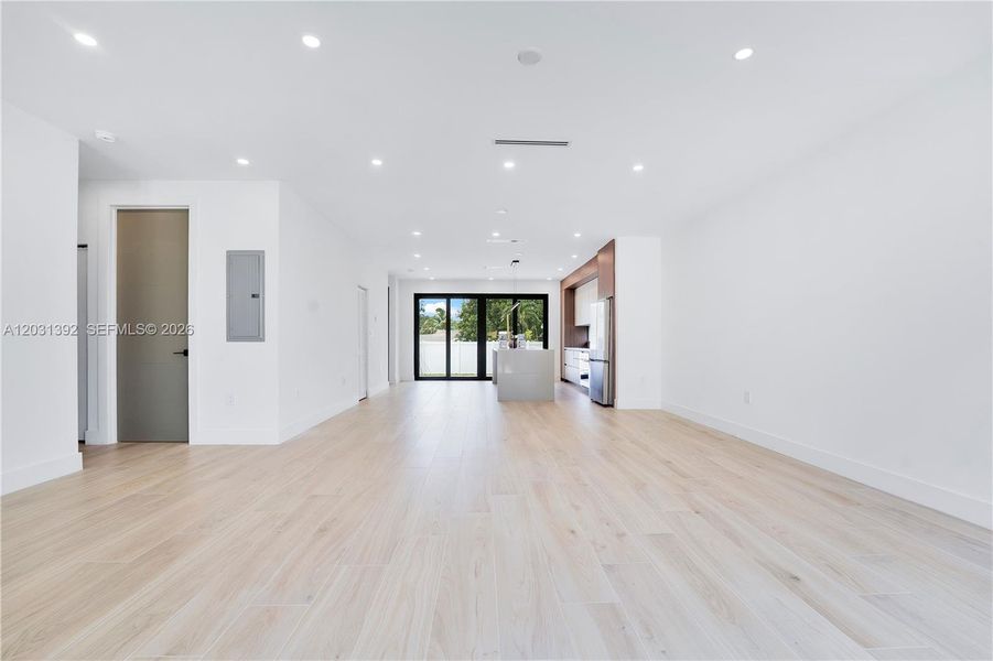 Spacious, unfurnished interior of a new home in , Hollywood (Image 17).