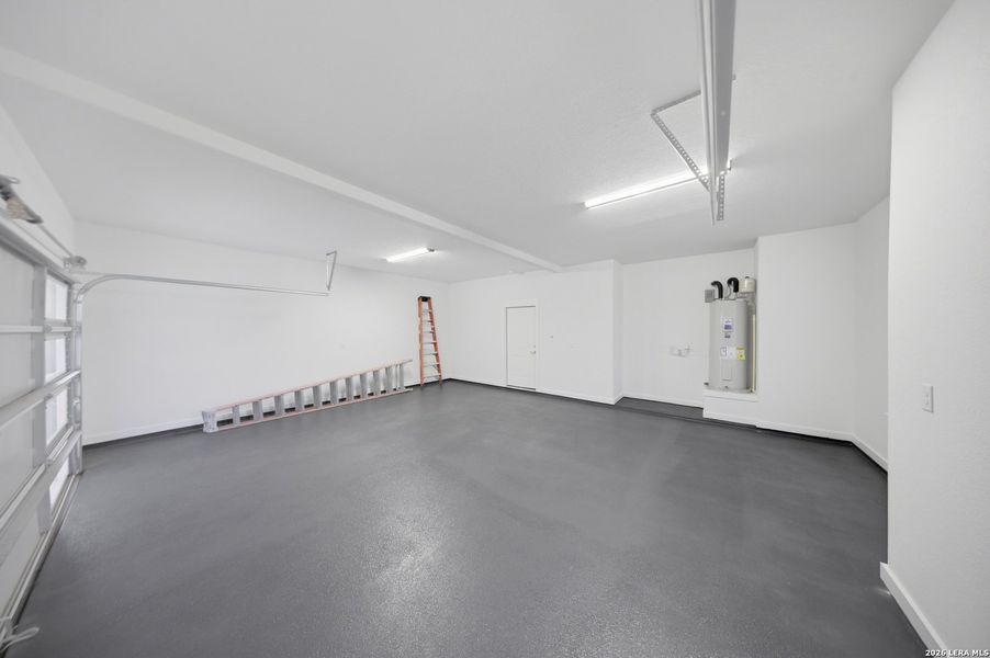 Spacious, unfurnished interior of a new home in , Floresville (Image 29).