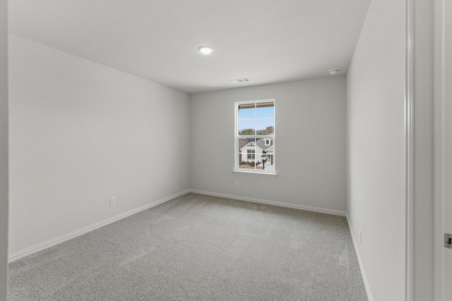 Spacious, unfurnished interior of a new home in Waterford Park, Weatherford (Image 27).