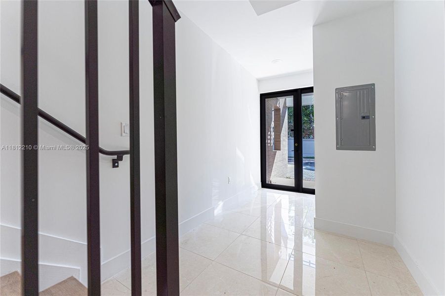 Spacious, unfurnished interior of a new home in , Dania Beach (Image 15).