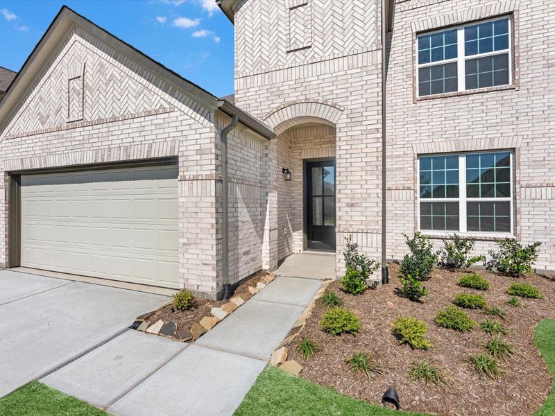 Exterior details and patio area of a home in Brookewater, Rosenberg (Image 3).