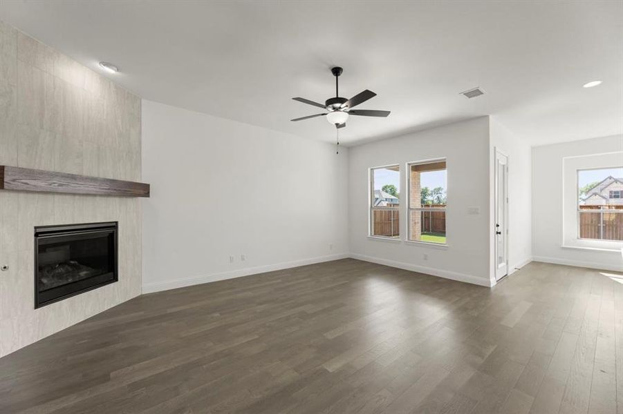 Spacious, unfurnished interior of a new home in River Ranch, Van Alstyne (Image 29).