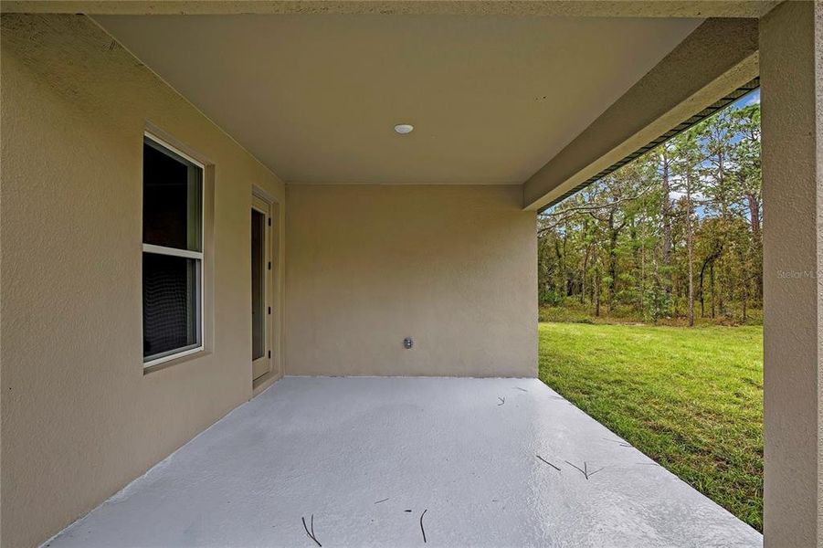 Exterior details and patio area of a home in , Weeki Wachee (Image 37).
