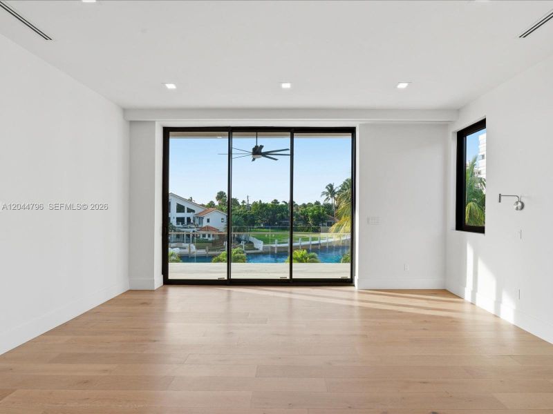 Spacious, unfurnished interior of a new home in , Pompano Beach (Image 47).