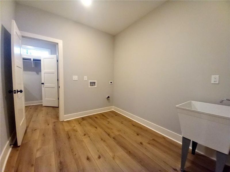 Spacious, unfurnished interior of a new home in , Temple (Image 27).