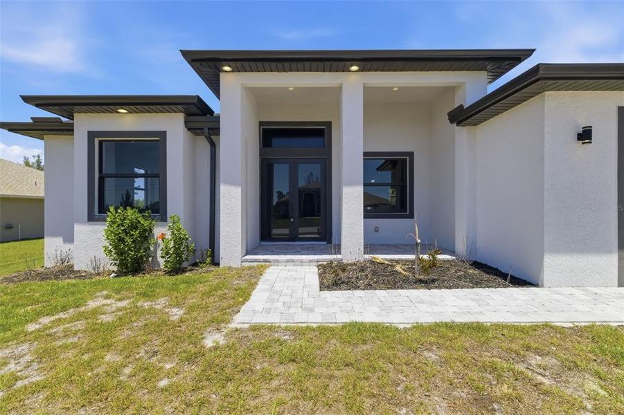 Exterior details and patio area of a home in , Port Charlotte (Image 26).