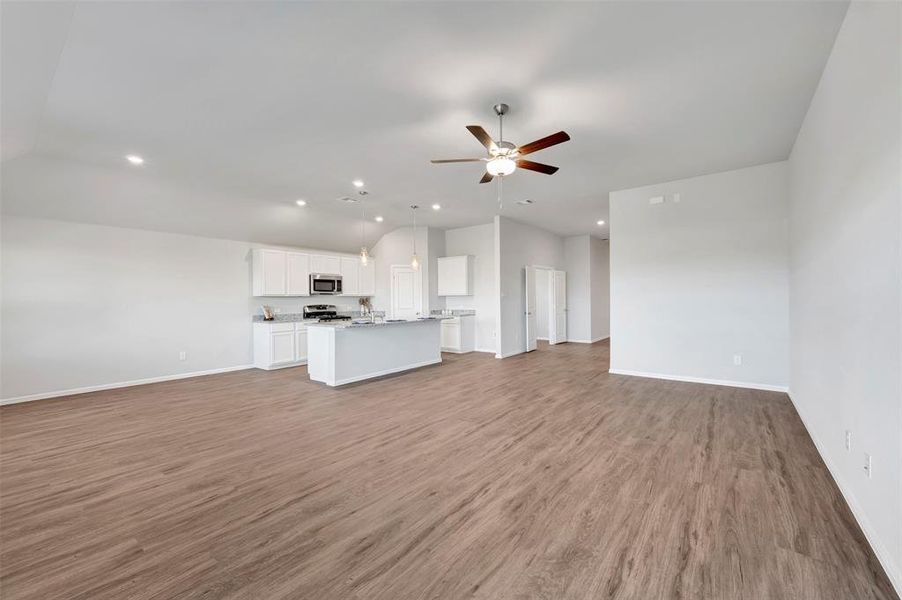 Spacious, unfurnished interior of a new home in Lane Ranch, Sanger (Image 20).