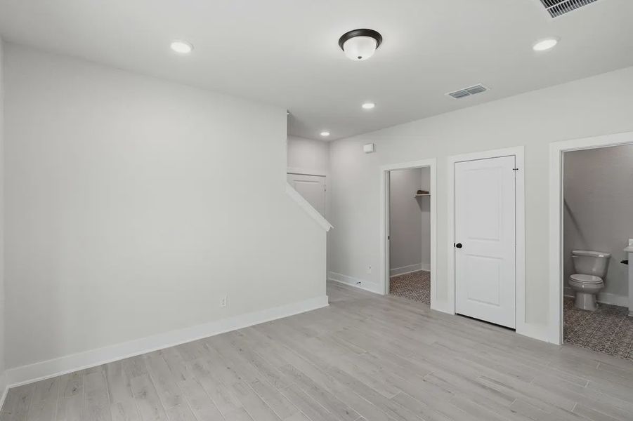Spacious, unfurnished interior of a new home in Rose Hill, San Antonio (Image 30).