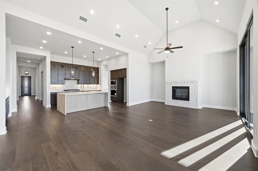 Spacious, unfurnished interior of a new home in Ridge Crossing, Waxahachie (Image 23). Spacious, unfurnished interior of a new home in Ridge Crossing, Waxahachie (Image 23).