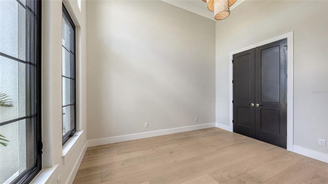 Spacious, unfurnished interior of a new home in , Longboat Key (Image 20).