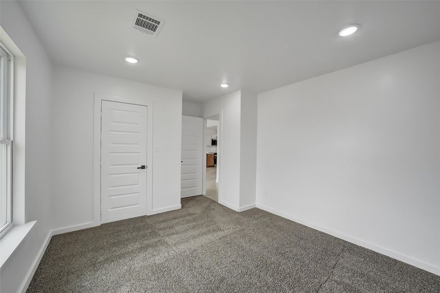 Spacious, unfurnished interior of a new home in , Conroe (Image 23).
