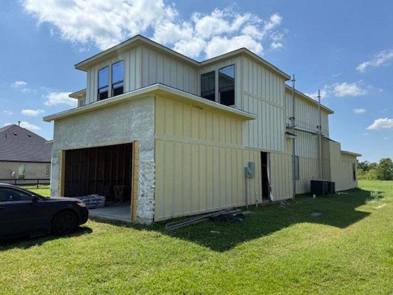 Exterior details and patio area of a home in , Rosharon (Image 1).