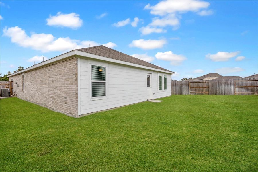 Exterior details and patio area of a home in Tavola, New Caney (Image 22).