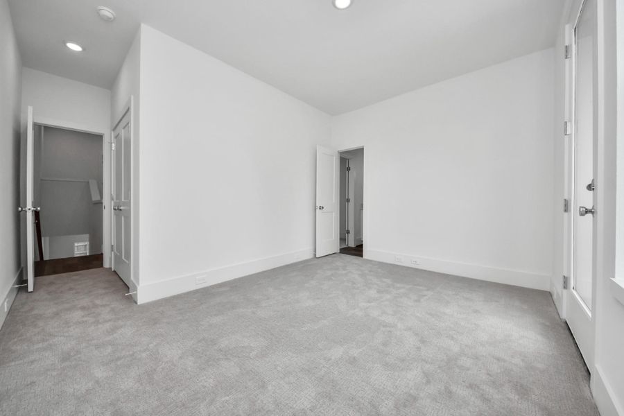 Spacious, unfurnished interior of a new home in , Houston (Image 33).